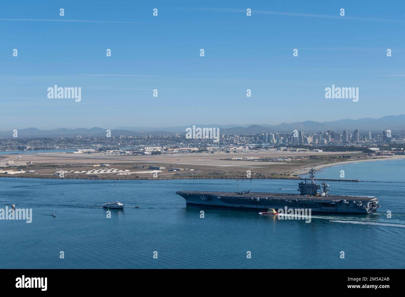 220214-N-YR571-1007 SAN DIEGO (14 febbraio 2022) la portaerei di classe Nimitz USS Carl Vinson (CVN 70) ritorna alla sua homeport of Naval Air Station North Island, San Diego. Il Carl Vinson Carrier Strike Group è tornato a San Diego dopo un'implementazione di otto mesi nelle flotte degli Stati Uniti 3rd e 7th a sostegno della stabilità regionale e di un libero e aperto Indo-Pacific. Foto Stock