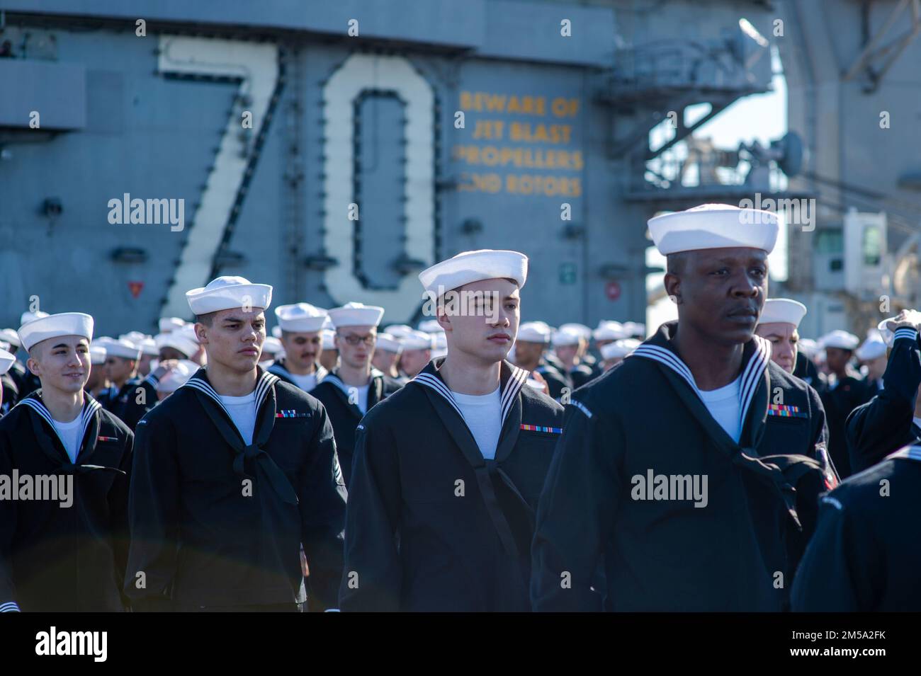 220214-N- TY704-1241 SAN DIEGO (14 febbraio 2022) i marinai si preparano ad imprimere le rotaie a bordo della portaerei di classe Nimitz USS Carl Vinson (CVN 70), 14 febbraio 2022. Il Carl Vinson Carrier Strike Group è tornato a San Diego dopo un'implementazione di otto mesi nelle flotte degli Stati Uniti 3rd e 7th a sostegno della stabilità regionale e di una regione indomPacifico libera e aperta. Foto Stock