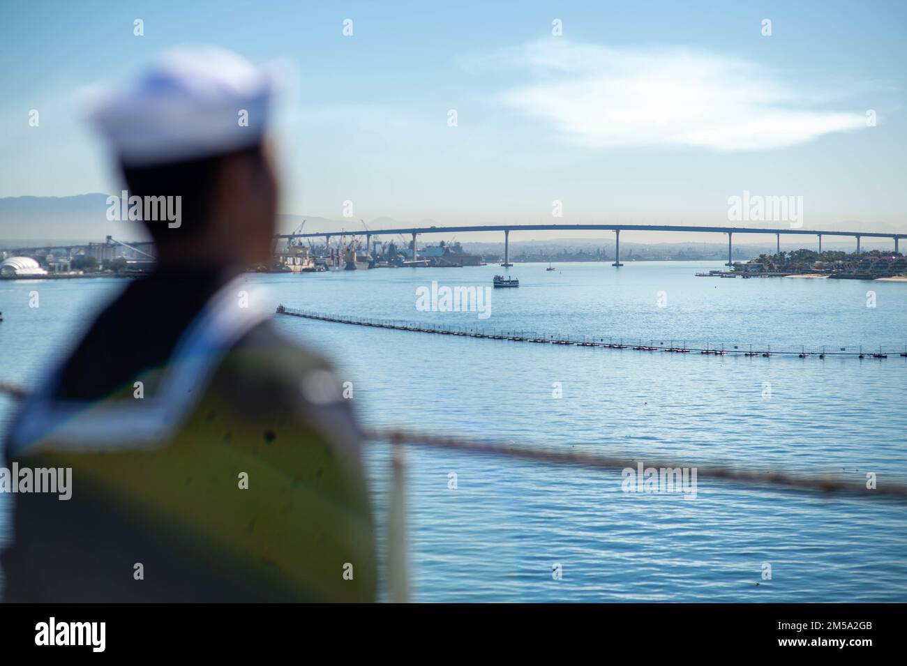 220214-N-TY704-1929 SAN DIEGO (14 febbraio 2022) la portaerei di classe Nimitz USS Carl Vinson (CVN 70) arriva al suo homeport di San Diego, California, 14 febbraio 2022. Il Carl Vinson Carrier Strike Group è tornato a San Diego dopo un'implementazione di otto mesi nelle flotte degli Stati Uniti 3rd e 7th a sostegno della stabilità regionale e di una regione indomPacifico libera e aperta. Foto Stock