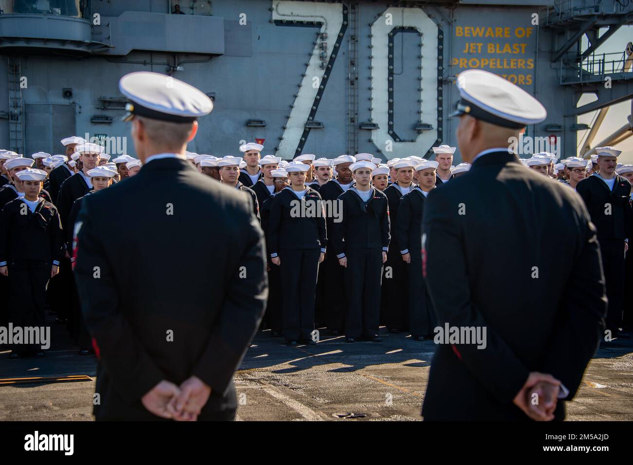 220214-N-EE352-1155 SAN DIEGO (14 febbraio 2022) i marinai si preparano a far salire le rotaie a bordo della portaerei di classe Nimitz USS Carl Vinson (CVN 70), 14 febbraio 2022. Il Carl Vinson Carrier Strike Group è tornato a San Diego dopo un'implementazione di otto mesi nelle flotte degli Stati Uniti 3rd e 7th a sostegno della stabilità regionale e di una regione indomPacifico libera e aperta. Foto Stock