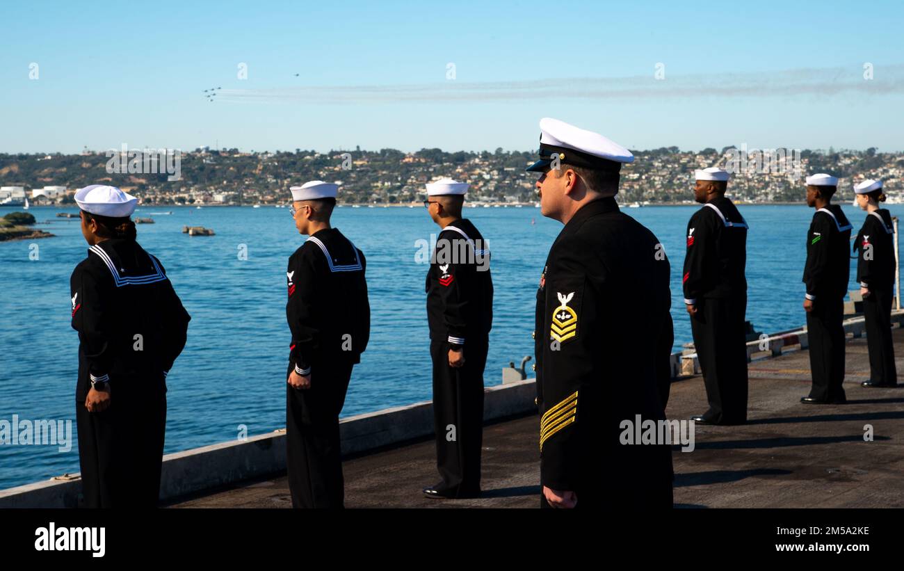 220214-N-MD461-1119 SAN DIEGO (14 febbraio 2022) i marinai imbalzano a bordo della portaerei di classe Nimitz USS Carl Vinson mentre torna al suo homeport a San Diego, California. Il Carl Vinson Carrier Strike Group è tornato a San Diego dopo un'implementazione di otto mesi nelle flotte degli Stati Uniti 3rd e 7th a sostegno della stabilità regionale e di una regione indomPacifico libera e aperta. Foto Stock