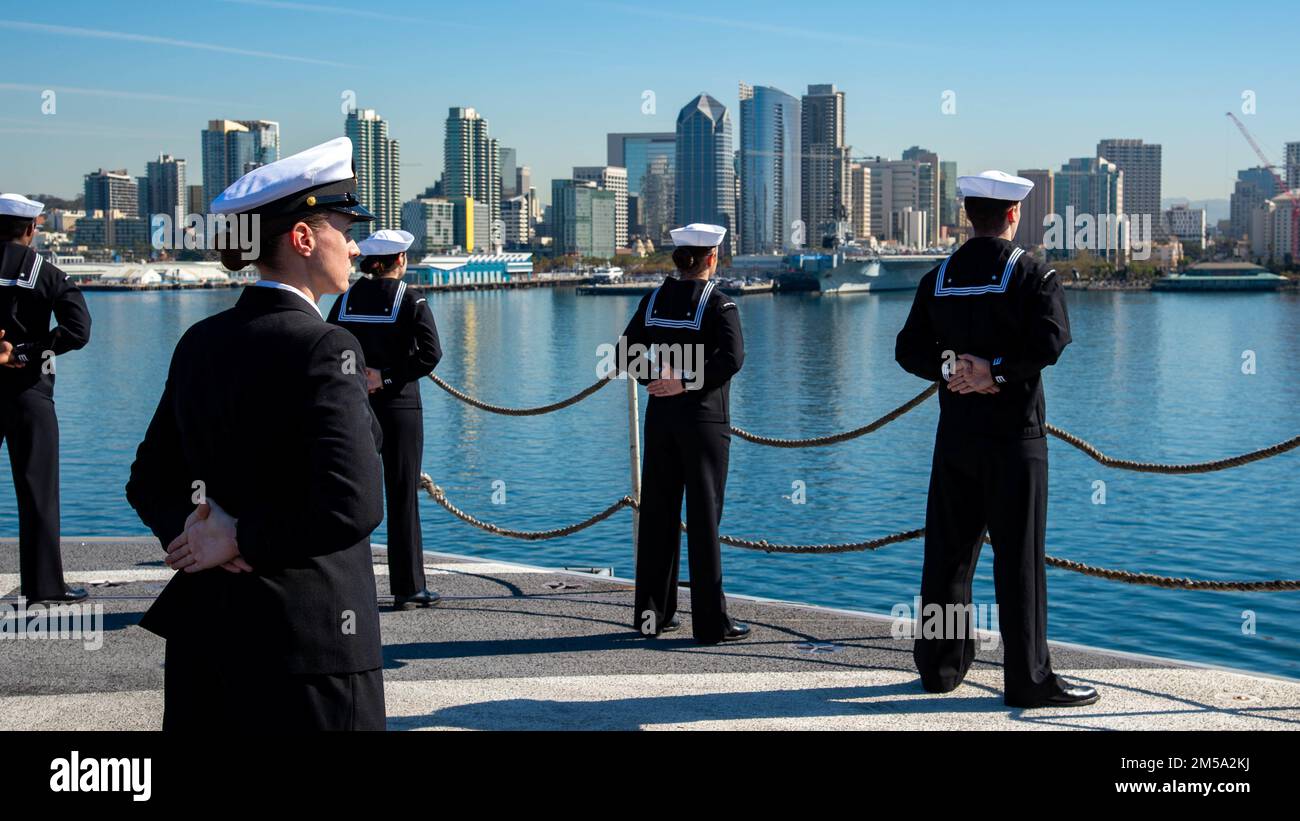 220214-N-MD461-1166 SAN DIEGO (14 febbraio 2022) i marinai imbalzano a bordo della portaerei di classe Nimitz USS Carl Vinson mentre torna al suo homeport a San Diego, California. Il Carl Vinson Carrier Strike Group è tornato a San Diego dopo un'implementazione di otto mesi nelle flotte degli Stati Uniti 3rd e 7th a sostegno della stabilità regionale e di una regione indomPacifico libera e aperta. Foto Stock