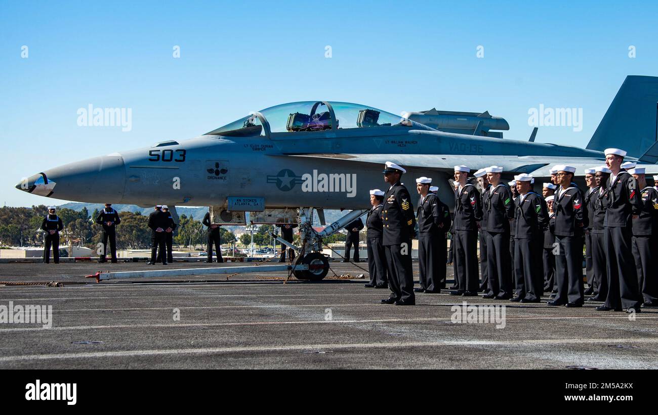 220214-N-EE352-1440 SAN DIEGO (14 febbraio 2022) i marinai si imbarcano a bordo della portaerei di classe Nimitz USS Carl Vinson (CVN 70), 14 febbraio 2022. Il Carl Vinson Carrier Strike Group è tornato a San Diego dopo un'implementazione di otto mesi nelle flotte degli Stati Uniti 3rd e 7th a sostegno della stabilità regionale e di una regione indomPacifico libera e aperta. Foto Stock