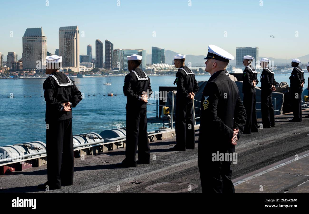 220214-N-MD461-1231 SAN DIEGO (14 febbraio 2022) i marinai imbalzano a bordo della portaerei di classe Nimitz USS Carl Vinson mentre torna al suo homeport a San Diego, California. Il Carl Vinson Carrier Strike Group è tornato a San Diego dopo un'implementazione di otto mesi nelle flotte degli Stati Uniti 3rd e 7th a sostegno della stabilità regionale e di una regione indomPacifico libera e aperta. Foto Stock