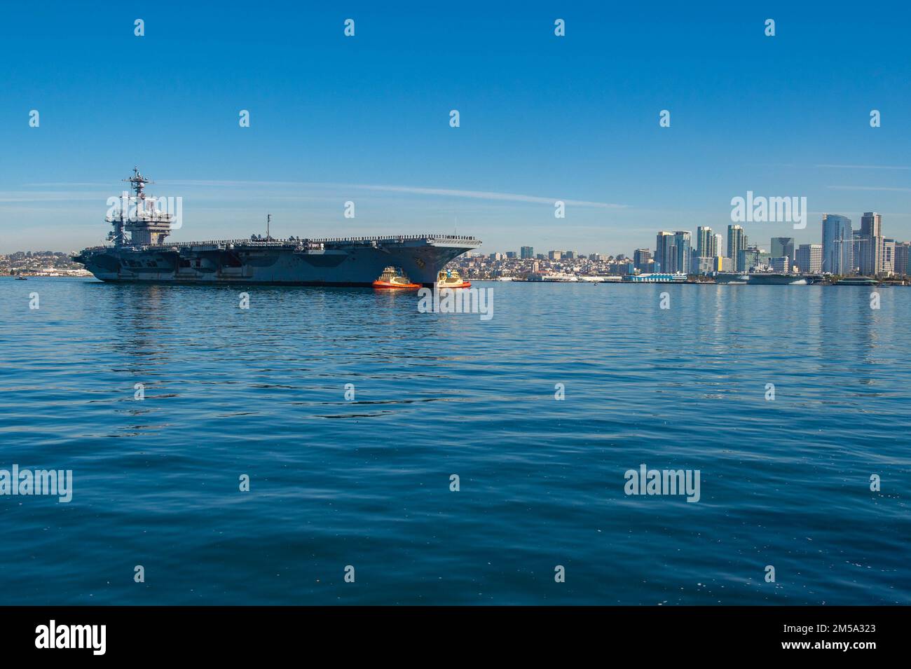 220214-N-RU001-1024 SAN DIEGO (14 febbraio 2022) i marinai si imbarcano a bordo della portaerei di classe Nimitz USS Carl Vinson (CVN 70), 14 febbraio 2022. Il Carl Vinson Carrier Strike Group è tornato a San Diego dopo un'implementazione di otto mesi nelle flotte degli Stati Uniti 3rd e 7th a sostegno della stabilità regionale e di una regione indomPacifico libera e aperta. Foto Stock