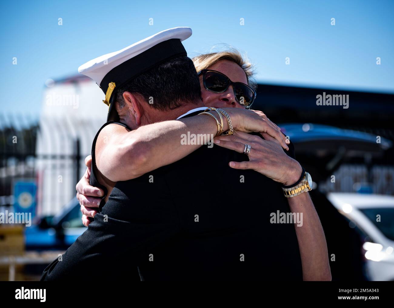 220214-N-SS900-1201 SAN DIEGO (14 febbraio 2022) Un Sailor si riunisce con la sua famiglia sul molo di Naval Air Station North Island, 14 febbraio 2022. Il Carl Vinson Carrier Strike Group è tornato a San Diego dopo un'implementazione di otto mesi nelle flotte degli Stati Uniti 3rd e 7th a sostegno della stabilità regionale e di una regione indomPacifico libera e aperta. Foto Stock