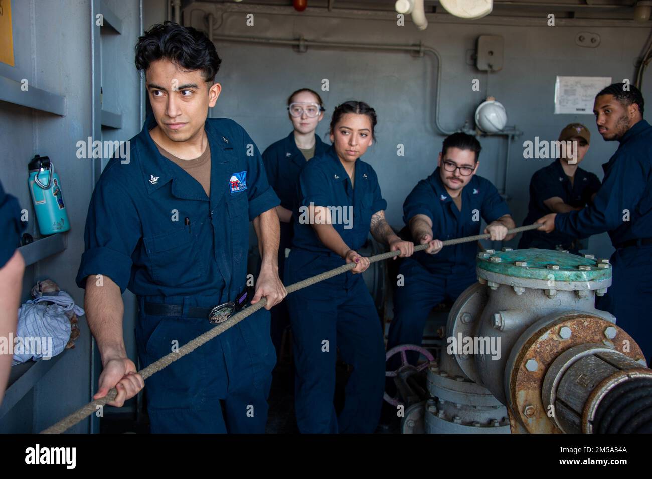 220214-N-TL932-1099 SAN DIEGO (14 febbraio 2022) i marinai collegano la portaerei di classe Nimitz USS Carl Vinson all'energia a terra. Il Carl Vinson Carrier Strike Group è tornato a San Diego dopo un'implementazione di otto mesi nelle flotte degli Stati Uniti 3rd e 7th a sostegno della stabilità regionale e di una regione indomPacifico libera e aperta. Foto Stock