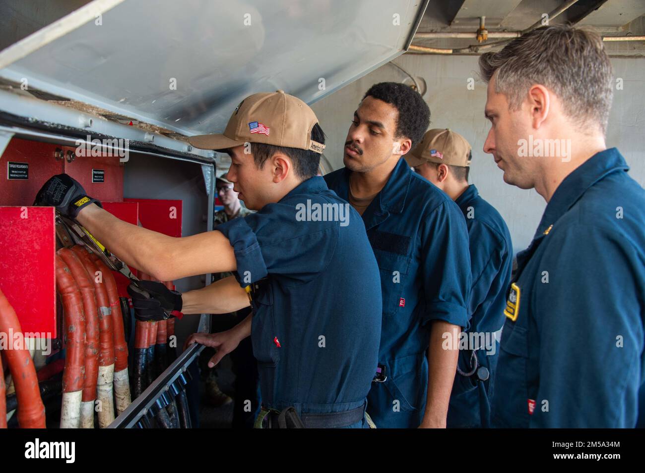 220214-N-TL932-1145 SAN DIEGO (14 febbraio 2022) i marinai collegano la portaerei di classe Nimitz USS Carl Vinson all'energia a terra. Il Carl Vinson Carrier Strike Group è tornato a San Diego dopo un'implementazione di otto mesi nelle flotte degli Stati Uniti 3rd e 7th a sostegno della stabilità regionale e di una regione indomPacifico libera e aperta. Foto Stock