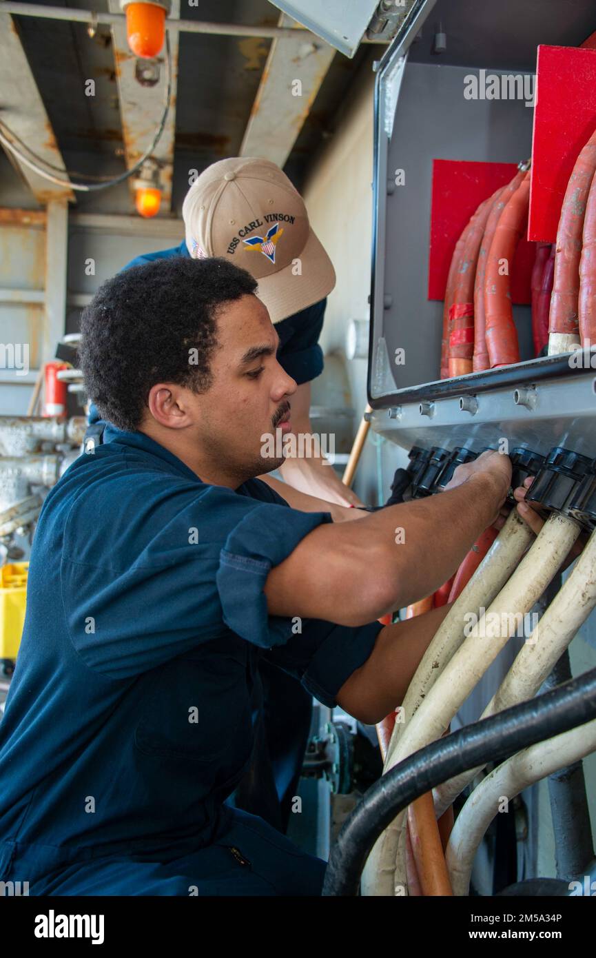 220214-N-TL932-1149 SAN DIEGO (14 febbraio 2022) Electrician’s Mate Nuclear 3rd Class Miles E. Dixon, nativo di San Diego, California, collega la portaerei di classe Nimitz USS Carl Vinson alla potenza a terra. Il Carl Vinson Carrier Strike Group è tornato a San Diego dopo un'implementazione di otto mesi nelle flotte degli Stati Uniti 3rd e 7th a sostegno della stabilità regionale e di una regione indomPacifico libera e aperta. Foto Stock