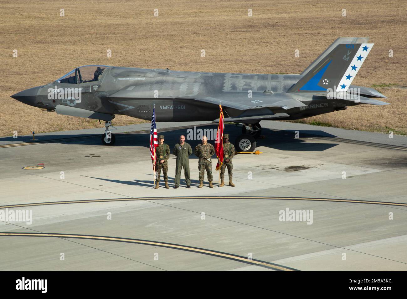 Marines con Marine Fighter Attack Training Squadron 501, Marine Aircraft Group 31, in formazione per una foto di leadership, al Marine Corps Air Station Beaufort, S.C. 14 febbraio 2022. Le foto della leadership vengono utilizzate per documentare il personale in tempo reale. Foto Stock