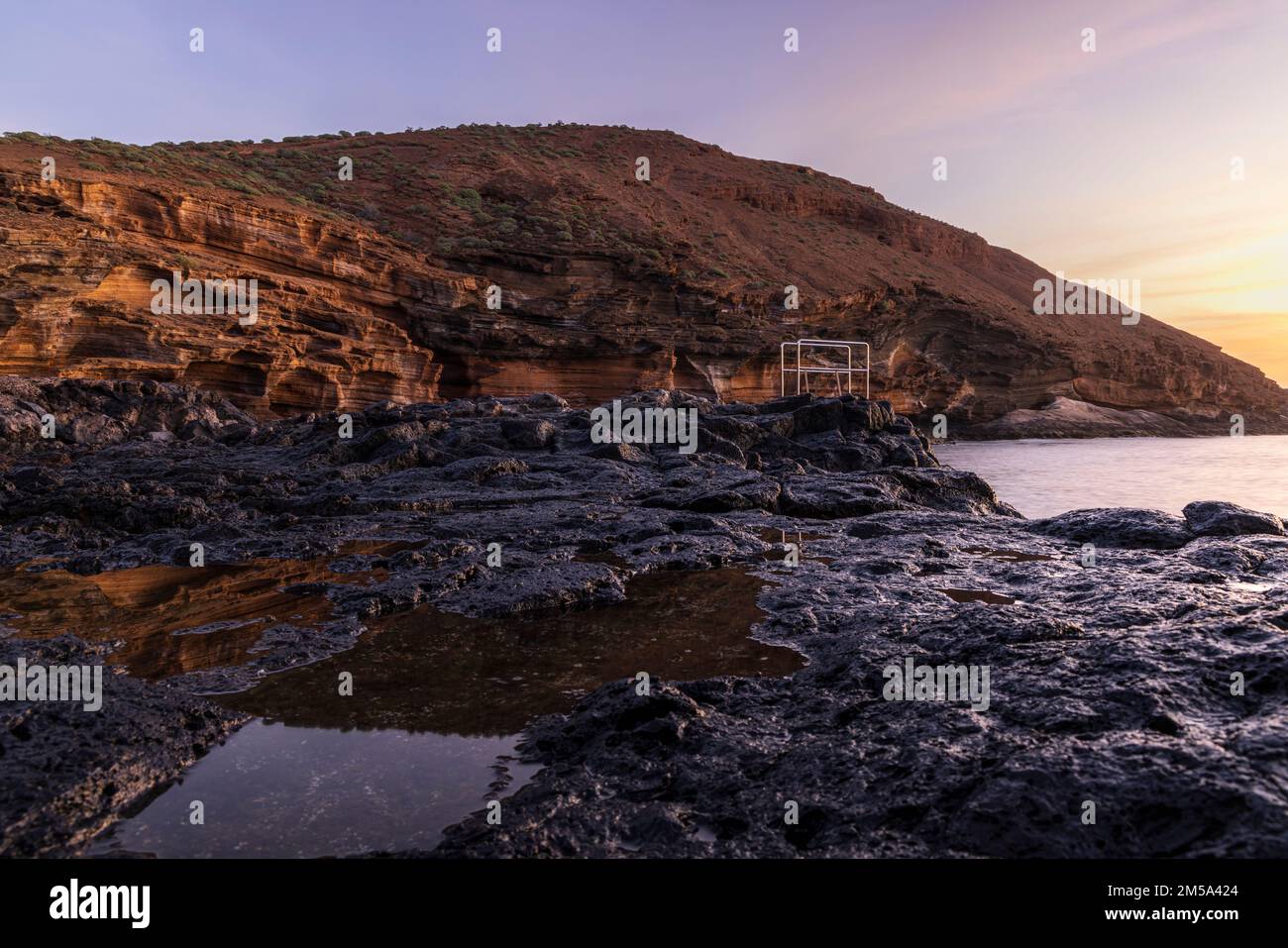 Amarilla montagna, costa vulcanica in Costa Silencio, Tenerife, Isole Canarie, Spagna Foto Stock