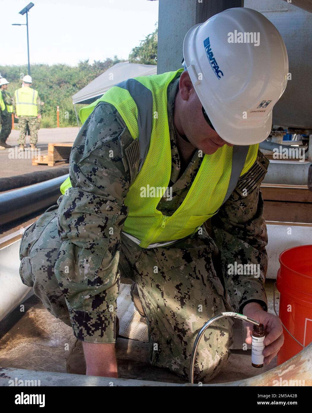 220214-N-FD567-1019 AIEA, Hawaii (14 febbraio 2022) - il Lt. Travis Christensen, assegnato alla Naval Facilities Engineering Systems Command, Washington, raccoglie campioni d'acqua da filtri granulari a carbone attivo utilizzati come parte degli sforzi di recupero dei pozzi di Red Hill. Gli Stati Uniti Navy sta lavorando a stretto contatto con il Dipartimento della Salute delle Hawaii, Stati Uniti Environmental Protection Agency e gli Stati Uniti Esercito per ripristinare l'acqua potabile sicura alle comunità abitative di Joint base Pearl Harbor-Hickam attraverso il campionamento e il lavaggio, e il recupero del pozzo di Red Hill. Per informazioni dettagliate, visitare il sito Web www.navy.mil/jointbasewate Foto Stock