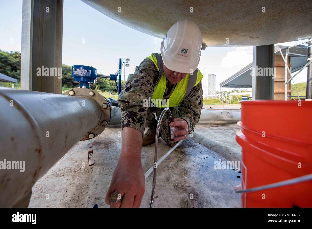 220214-N-FD567-1076 AIEA, Hawaii (14 febbraio 2022) - il Lt. Travis Christensen, assegnato alla Naval Facilities Engineering Systems Command, Washington, raccoglie campioni d'acqua da filtri granulari a carbone attivo utilizzati come parte degli sforzi di recupero dei pozzi di Red Hill. Gli Stati Uniti Navy sta lavorando a stretto contatto con il Dipartimento della Salute delle Hawaii, Stati Uniti Environmental Protection Agency e gli Stati Uniti Esercito per ripristinare l'acqua potabile sicura alle comunità abitative di Joint base Pearl Harbor-Hickam attraverso il campionamento e il lavaggio, e il recupero del pozzo di Red Hill. Per informazioni dettagliate, visitare il sito Web www.navy.mil/jointbasewate Foto Stock