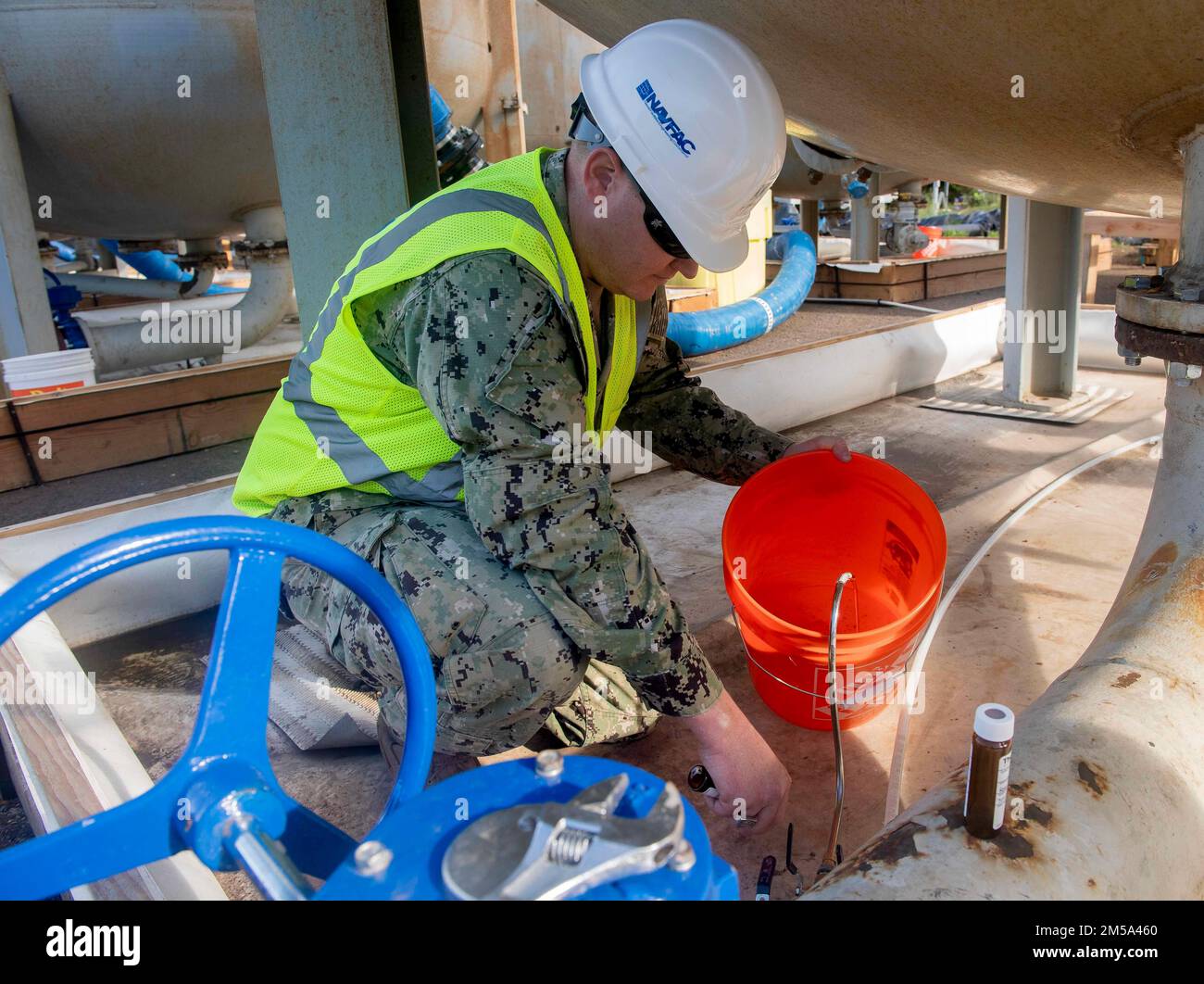 220214-N-FD567-1011 AIEA, Hawaii (14 febbraio 2022) - il Lt. Travis Christensen, assegnato alla Naval Facilities Engineering Systems Command, Washington, raccoglie campioni d'acqua da un filtro a carbone attivo granulare utilizzato come parte degli sforzi di recupero dei pozzi di Red Hill. Gli Stati Uniti Navy sta lavorando a stretto contatto con il Dipartimento della Salute delle Hawaii, Stati Uniti Environmental Protection Agency e gli Stati Uniti Esercito per ripristinare l'acqua potabile sicura alle comunità abitative di Joint base Pearl Harbor-Hickam attraverso il campionamento e il lavaggio, e il recupero del pozzo di Red Hill. Per informazioni dettagliate, visitare il sito Web www.navy.mil/jointbasewat Foto Stock