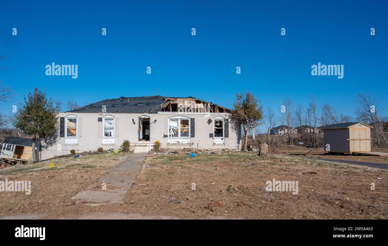 Bowling Green, KY, 14 febbraio 2022 -- Volontarii del servizio internazionale di emergenza costruiscono capannoni per i sopravvissuti al tornado del 2021 dicembre. Qui, a destra, si trova un capannone che hanno costruito posto sulla proprietà di un sopravvissuto. Foto di Liz Roll/FEMA Foto Stock