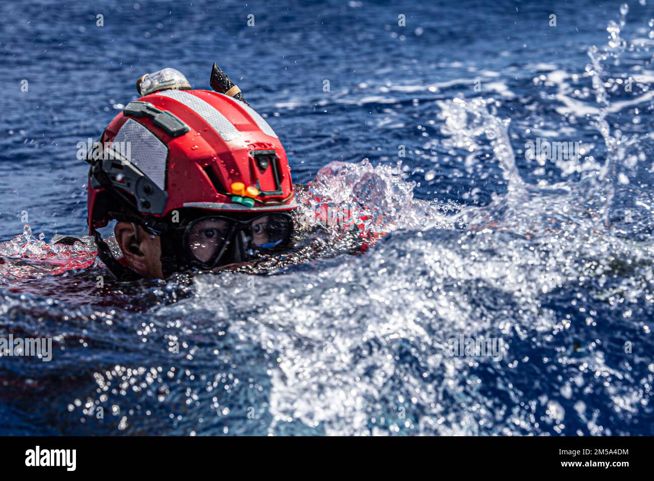 NEGLI STATI UNITI Il paracadutista dell'aeronautica militare con il 31st Rescue Squadron respira attraverso uno snorkeling durante l'esercizio Cope North 22 presso l'isola di Tinian vicino alla base dell'aeronautica militare Andersen, Guam, 14 febbraio 2022. Cope North migliora le relazioni degli Stati Uniti con i nostri alleati e partner regionali promuovendo lo scambio di informazioni e perfezionando tattiche, tecniche e procedure condivise per integrare meglio le capacità di difesa multilaterale e migliorare l'interoperabilità a sostegno della sicurezza regionale. Foto Stock