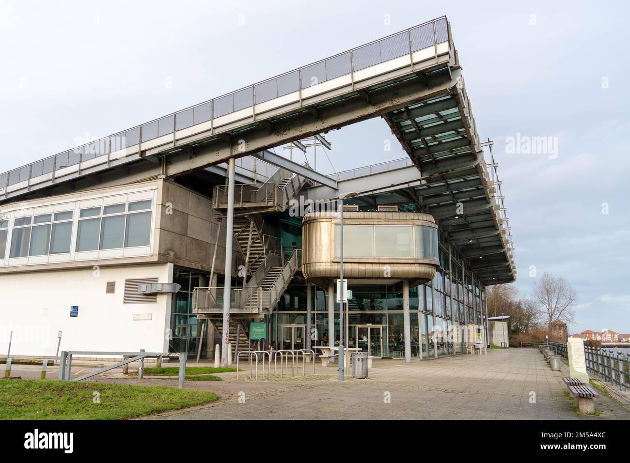 Vista esterna del National Glass Centre - galleria, museo e laboratori e che incorpora la Northern Gallery for Contemporary Art, a Sunderland, Regno Unito Foto Stock