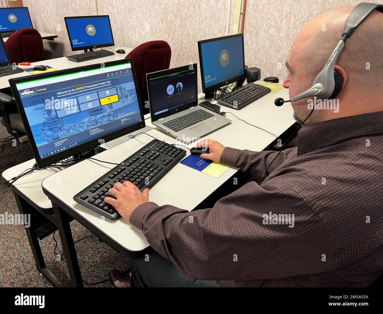 Il NAVSUP FLC Jacksonville Contracting Officer Edward Whittaker naviga in ProTrack. ProTrack ridefinisce il processo di appalto attraverso una maggiore efficienza del flusso di lavoro e standardizzazione. Foto Stock