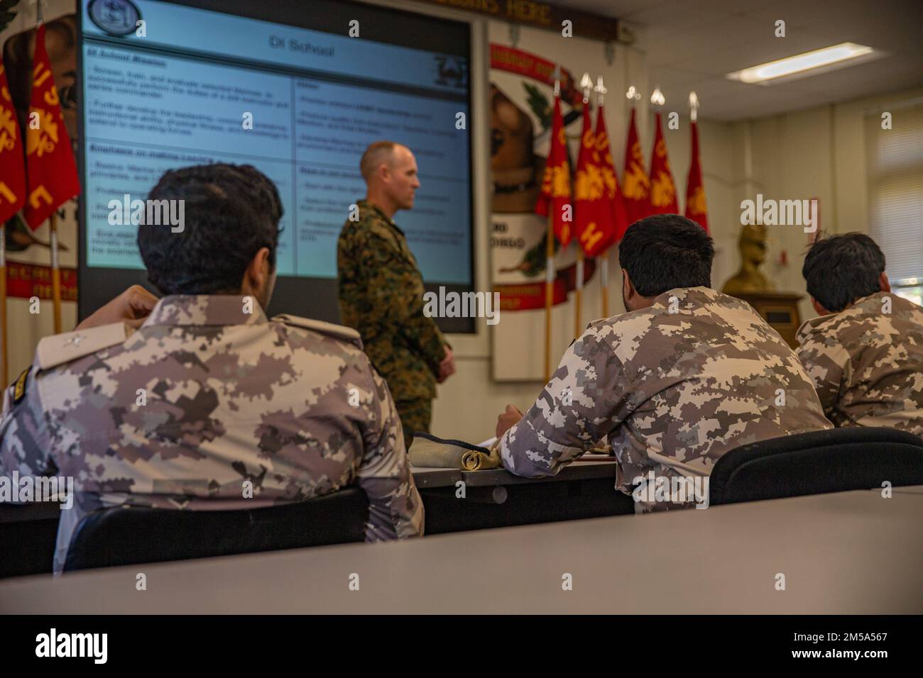 Gli ufficiali con le forze armate del Qatar ricevono un breve mandato al Marine Corps Recruit Depot, San Diego, 14 febbraio 2022. Il documento ha illustrato come il corpo dei Marine realizza istruttori di perforazione e le fasi del processo. Foto Stock