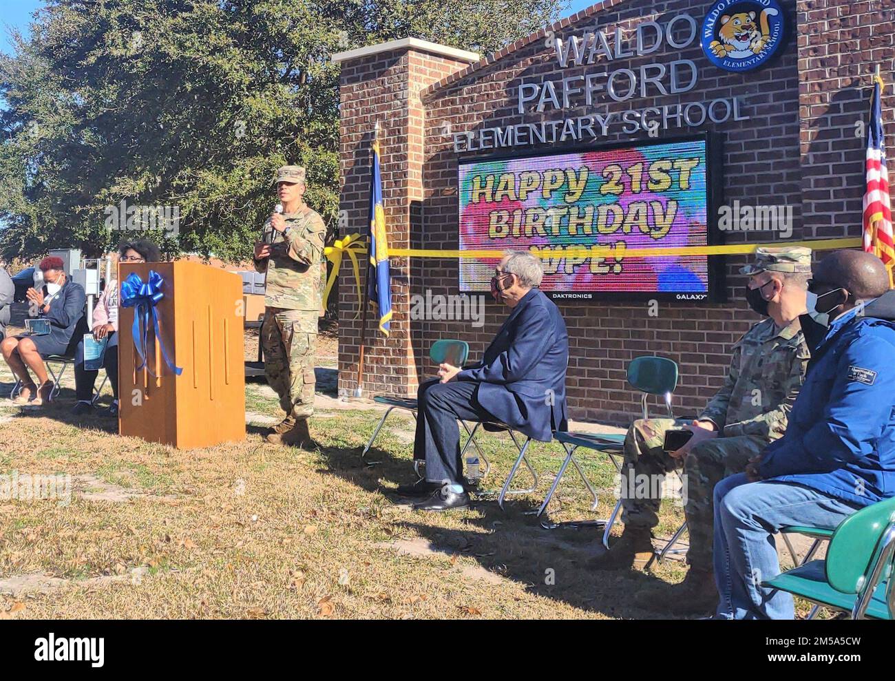 Fort Stewart-Hunter Army Airfield Garrison Commander, col. Manny Ramirez, parla durante la celebrazione del 21st° compleanno della scuola elementare Waldo Pafford, il 14 febbraio a Hinesville. (Foto di Jenny Walker) Foto Stock