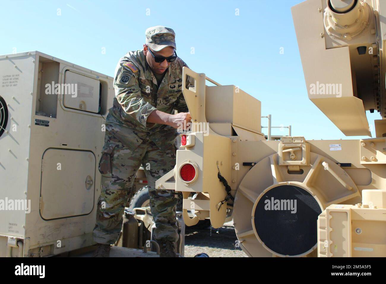 Il Chief Warrant Officer Neville Poole, 101st Division Artillery, Airborne Division (Air Assault) verifica una Q-53 febbraio 14 presso l'impronta DIVARTY. La storia del servizio militare della Famiglia di Poole risale alla seconda guerra mondiale quando suo nonno, Nevill Leroy Carpenter, si arruolò nell’esercito nel 1938, secondo i documenti archivistici. Foto Stock