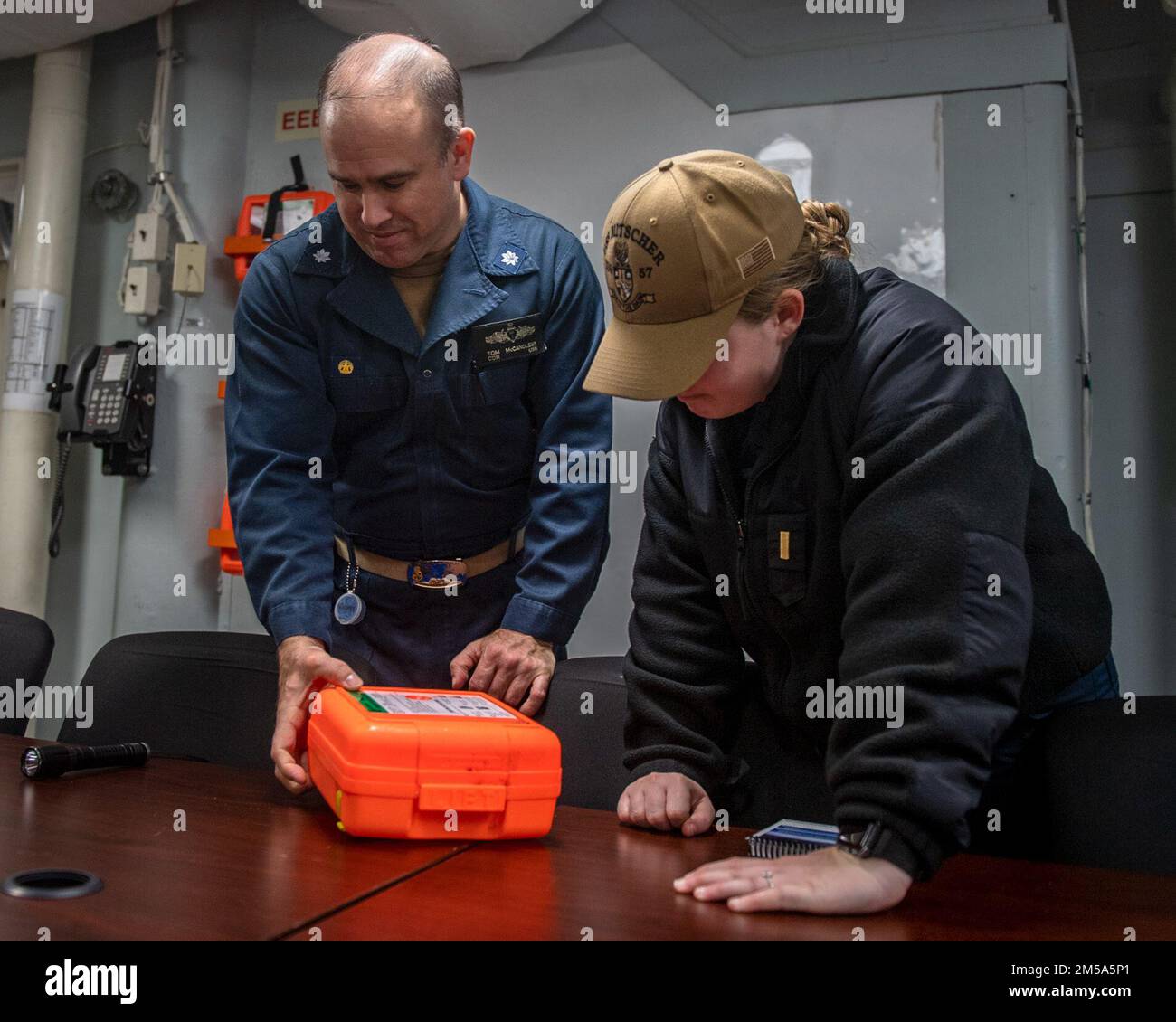 220214-N-HG846-1003 MAR MEDITERRANEO (14 febbraio 2022) - CMdR. Tom McCandless (a sinistra), comandante del cacciatorpediniere missilistico guidato di classe Arleigh Burke USS Mitscher (DDG 57) e Ensign Lauren Edwards (a destra), da Orlando, Fla., condurre un'ispezione di zona a bordo Mitscher, 14 febbraio 2022. Mitscher opera nel Mar Mediterraneo a sostegno delle operazioni navali per mantenere la stabilità e la sicurezza marittima e difendere gli interessi degli Stati Uniti, alleati e partner in Europa e Africa. Foto Stock