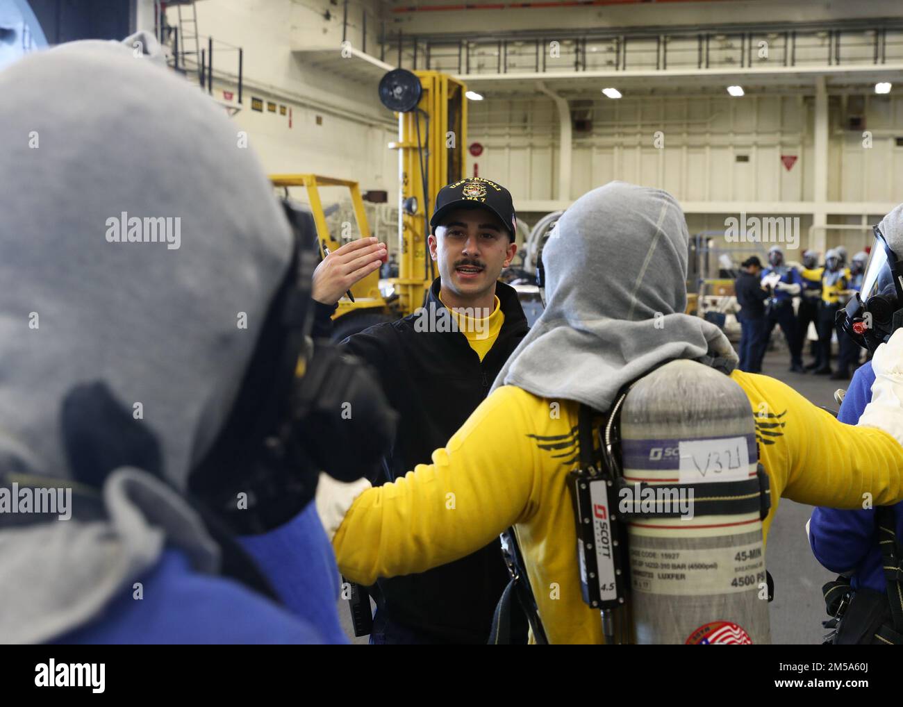 220214-N-TT639-1138 OCEANO PACIFICO (14 febbraio 2022) – Aviazione Boatswain’s Mate (Handling) 1st Classe Paul Salame, di Detroit, conduce un addestramento durante un'esercitazione antincendio a bordo di una nave d'assalto anfibia USS Tripoli (LHA 7), 14 febbraio. Tripoli sta conducendo operazioni di routine nella U.S. 3rd Fleet. Foto Stock