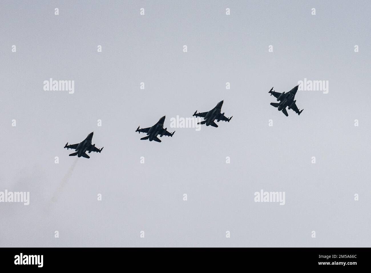 STATI UNITI Air Force F-16 Fighting Falcon Aircraft assegnato al 480th Fighter Squadron alla base aerea di Spangdahlem, Germania, volare in formazione prima di atterrare alla base aerea di Fetesti, Romania, 14 febbraio 2022. Le nazioni alleate della NATO, incluse le forze aeree degli Stati Uniti e della Romania, addestrano regolarmente le capacità di integrazione per fornire opzioni flessibili per la portata globale e le operazioni di supporto. Foto Stock