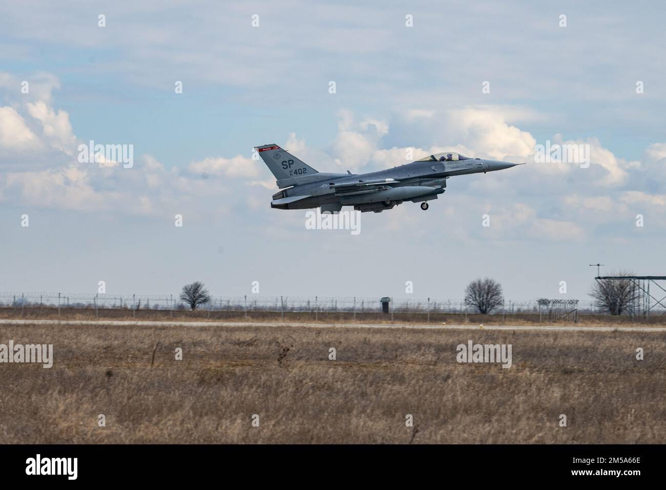 NEGLI STATI UNITI Air Force F-16 Fighting Falcon Aircraft assegnato al 480th Fighter Squadron presso la base aerea di Spangdahlem, Germania, decollo da una pista alla base aerea di Fetesti, Romania, 14 febbraio 2022. I 480th FS si alleneranno regolarmente con le forze aeree rumene e altri alleati della NATO durante il loro periodo a Fetesti, lavorando per fornire sostegno al teatro europeo. Foto Stock