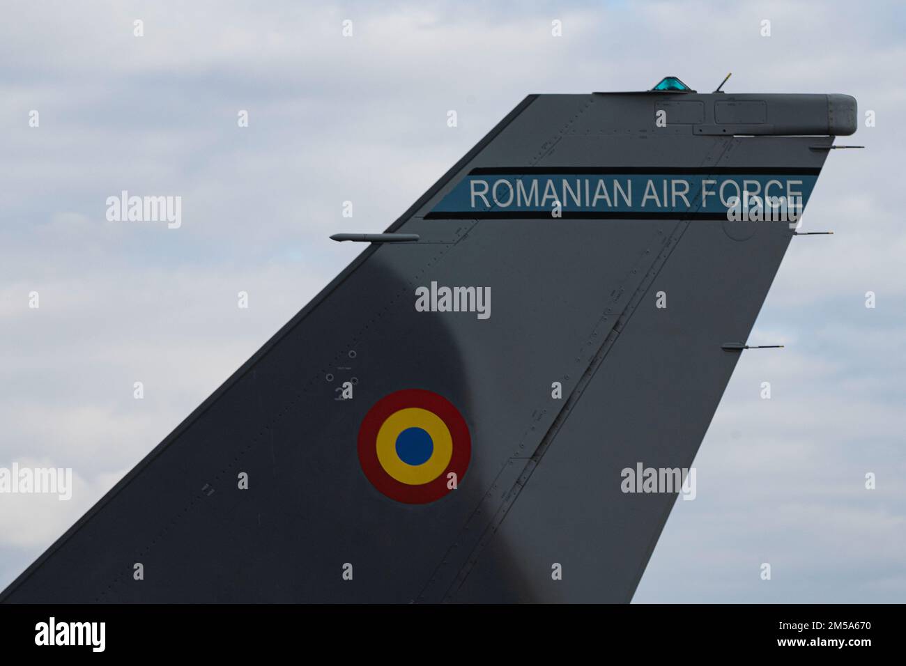 Una forza aerea rumena F-16 Fighting Falcon Aircraft taxi prima di decollare alla base aerea di Fetesti, Romania, 14 febbraio 2022. Durante il periodo 52nd della Fighter Wing a Fetesti, l’ala mostrerà la potenza aerea e l’interoperabilità con gli alleati della NATO, tra cui il ROAF. Foto Stock