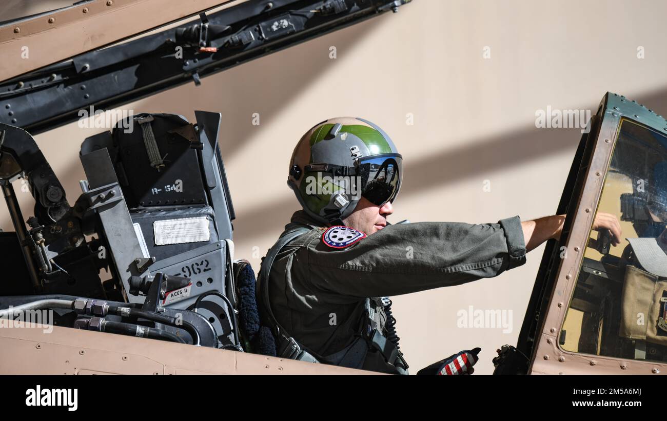 STATI UNITI Haden Fullam, pilota e comandante del team dimostrativo Thunderbolt II a-10C, esegue controlli post-volo presso la base dell'aeronautica militare Davis-Monthan, Arizona, 14 febbraio 2022. A-10s assegnato al team dimostrativo Thunderbolt II a-10C ha partecipato al volo di SBLVI dell'Air Force. Foto Stock