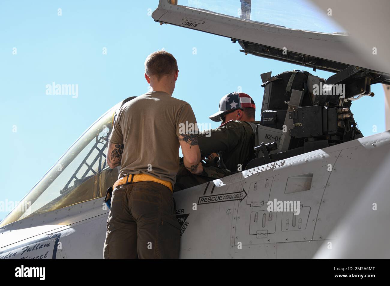 STATI UNITI Air Force Capt, Sky Lesh, A-10C Thunderbolt II Demonstration Team Safety Observer, esegue controlli post-volo alla base dell'aeronautica militare Davis-Monthan, Arizona, 14 febbraio 2022. A-10s assegnato al team dimostrativo Thunderbolt II a-10C ha partecipato al volo di SBLVI dell'Air Force. Foto Stock