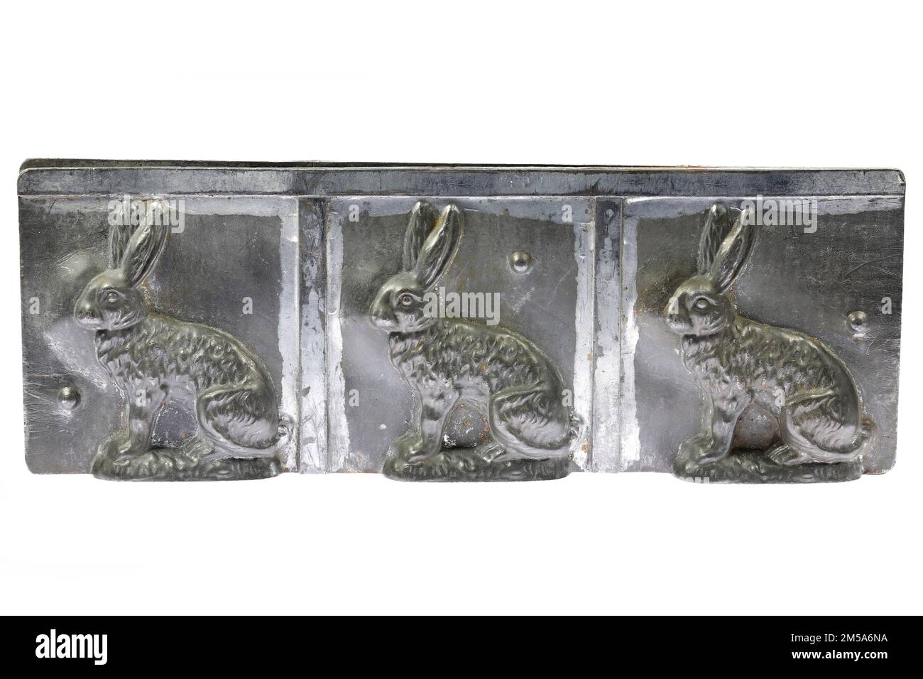 antico stampo di cioccolato di coniglio isolato su sfondo bianco Foto Stock