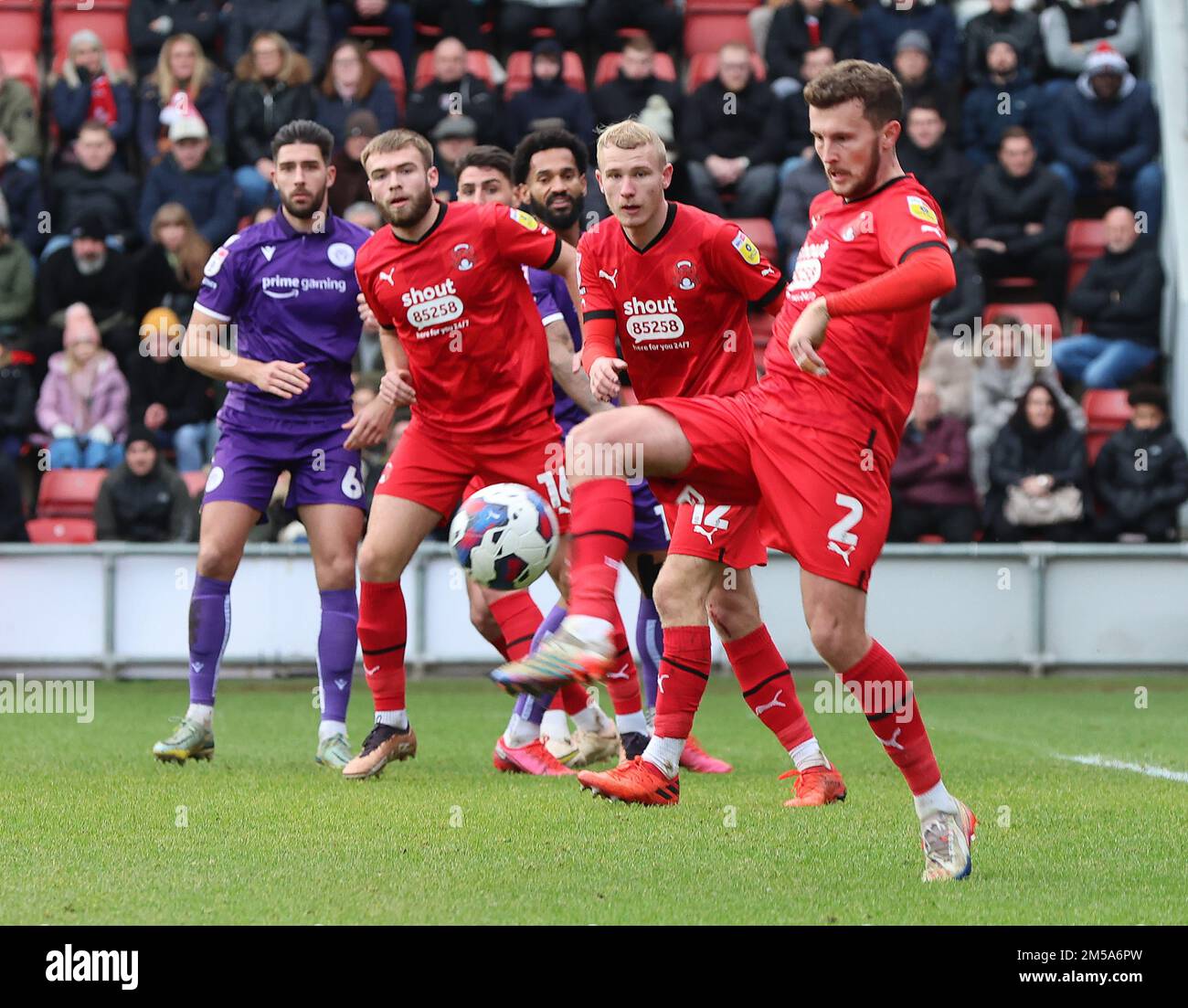 Tom James di Leyton Orient durante la partita di calcio della Lega due tra Leyton Orient contro Stevenage allo stadio di Brisbane Road, Londra il 27th dicembre , Foto Stock