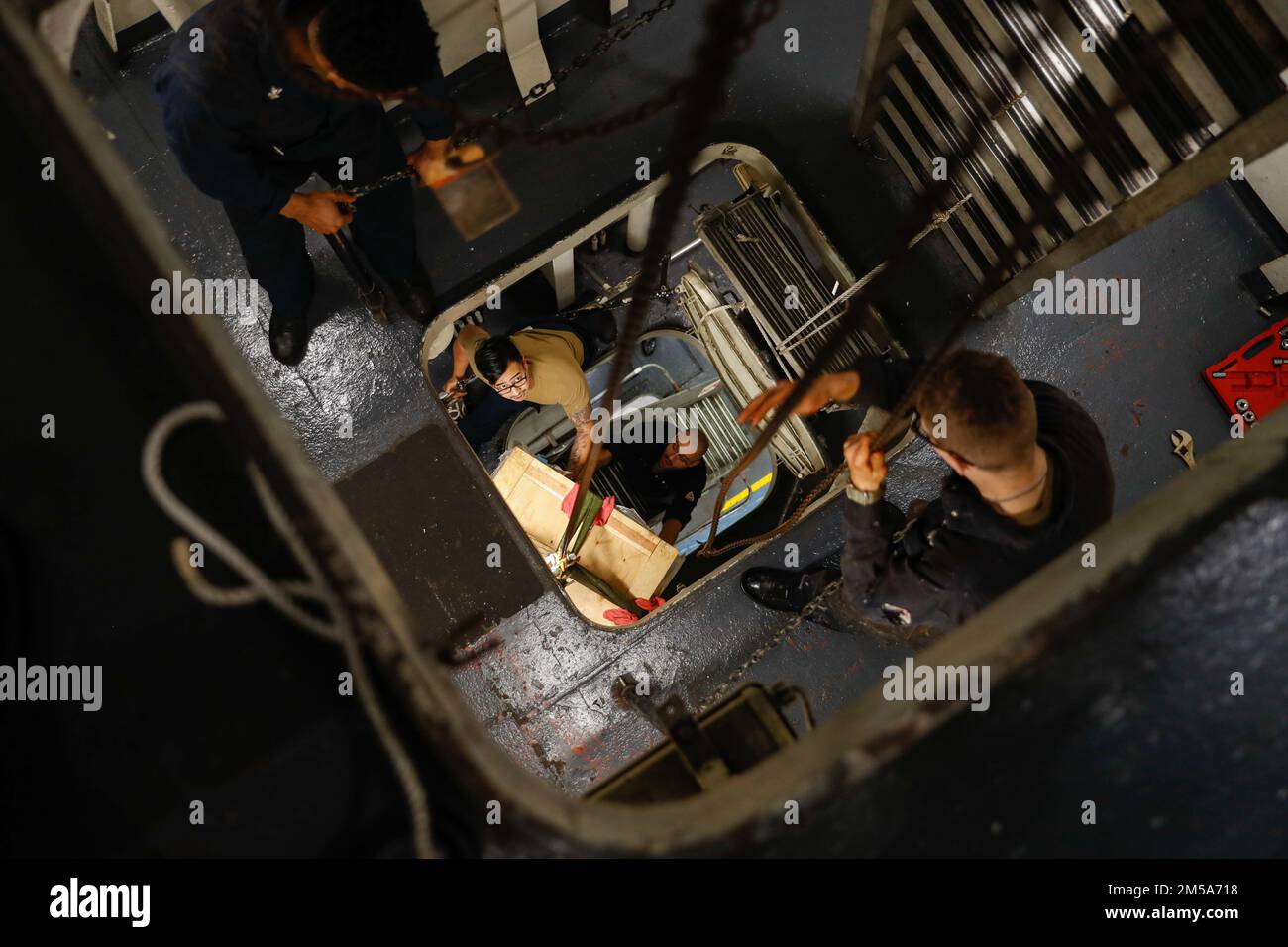 MARE FILIPPINO (14 febbraio 2022) marinai nel reparto di coperta attrezzatura di perforazione per il movimento a bordo della portaerei di classe Nimitz USS Abraham Lincoln (CVN 72). Abraham Lincoln Strike Group è in fase di implementazione pianificata nell'area delle operazioni della flotta 7th degli Stati Uniti per migliorare l'interoperabilità attraverso alleanze e partnership e al tempo stesso fungere da forza di risposta pronta a sostegno di una regione indomPacifico libera e aperta. Foto Stock