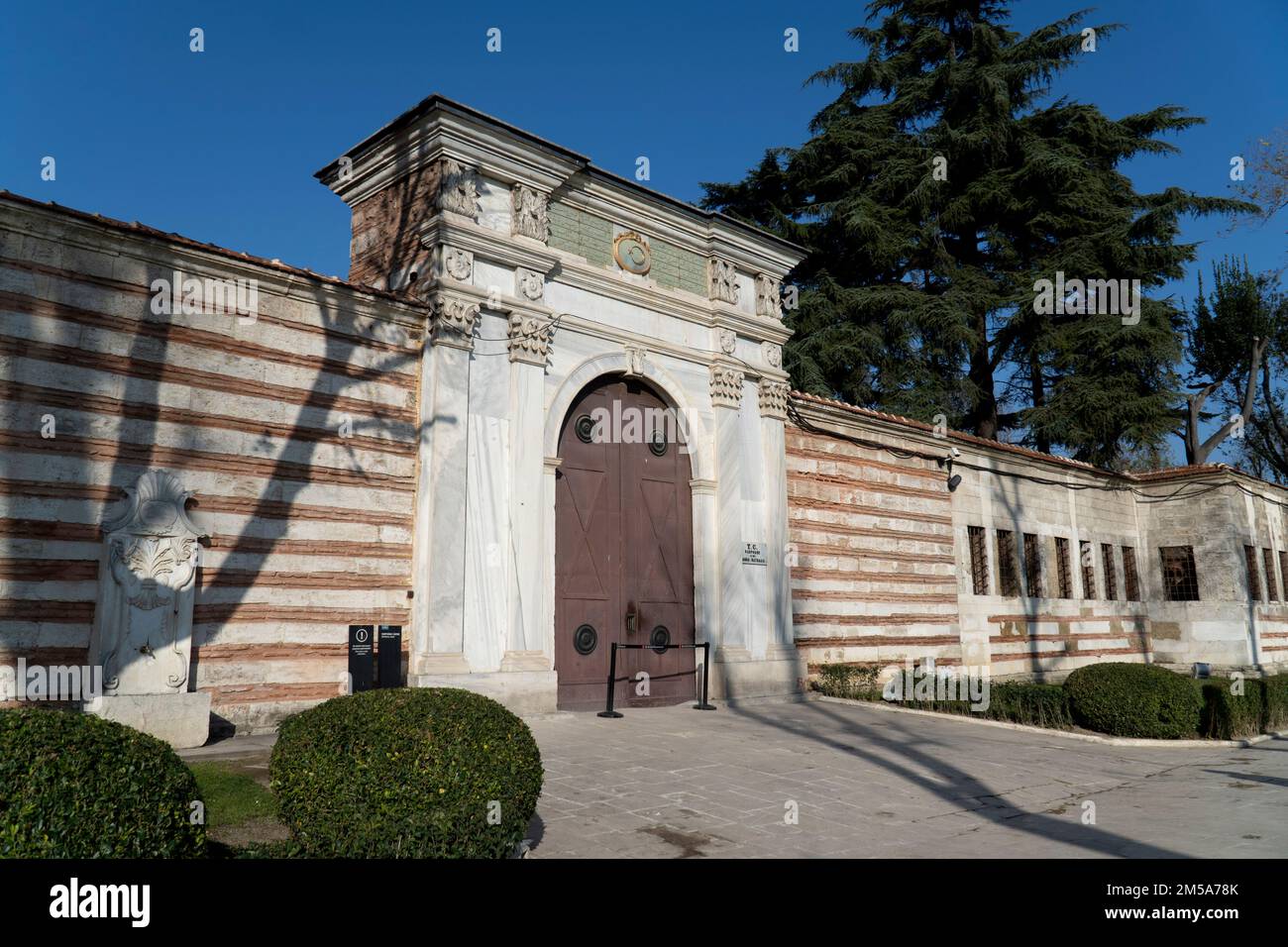 Darphane ottomano o Mint. La storica porta della zecca costruita nel periodo ottomano nel giardino del Palazzo Topkapi. Foto Stock