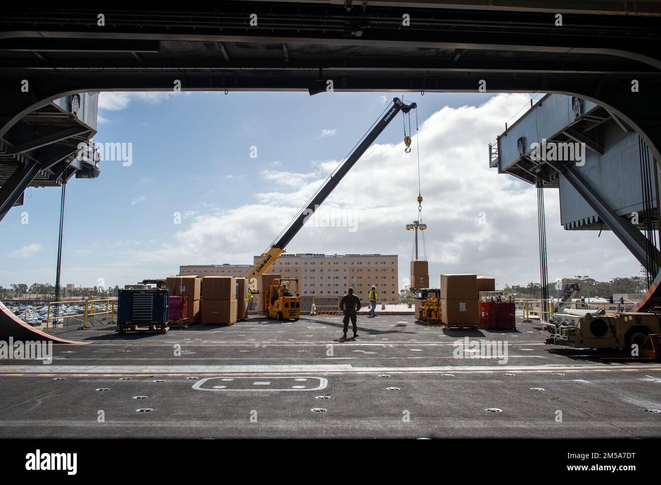 220215-N-SY303-1140 SAN DIEGO (15 febbraio 2022) i marinai a bordo della portaerei di classe Nimitz USS Carl Vinson (CVN 70) scaricano le forniture sul molo 15 febbraio 2022. Vinson è attualmente pierside nel suo homeport di San Diego. Foto Stock