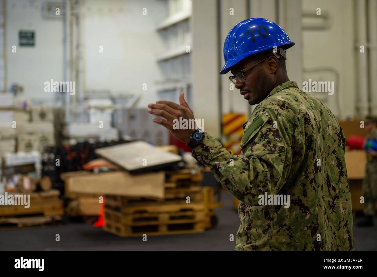 220215-N-SY303-1076 SAN DIEGO (15 febbraio 2022) Logistics Specialist 3rd Class Souleymane Doumbia guida carrello elevatore a bordo di Nimitz-classe portaerei USS Carl Vinson (CVN 70), 15 febbraio 2022. Vinson è attualmente pierside nel suo homeport di San Diego. Foto Stock