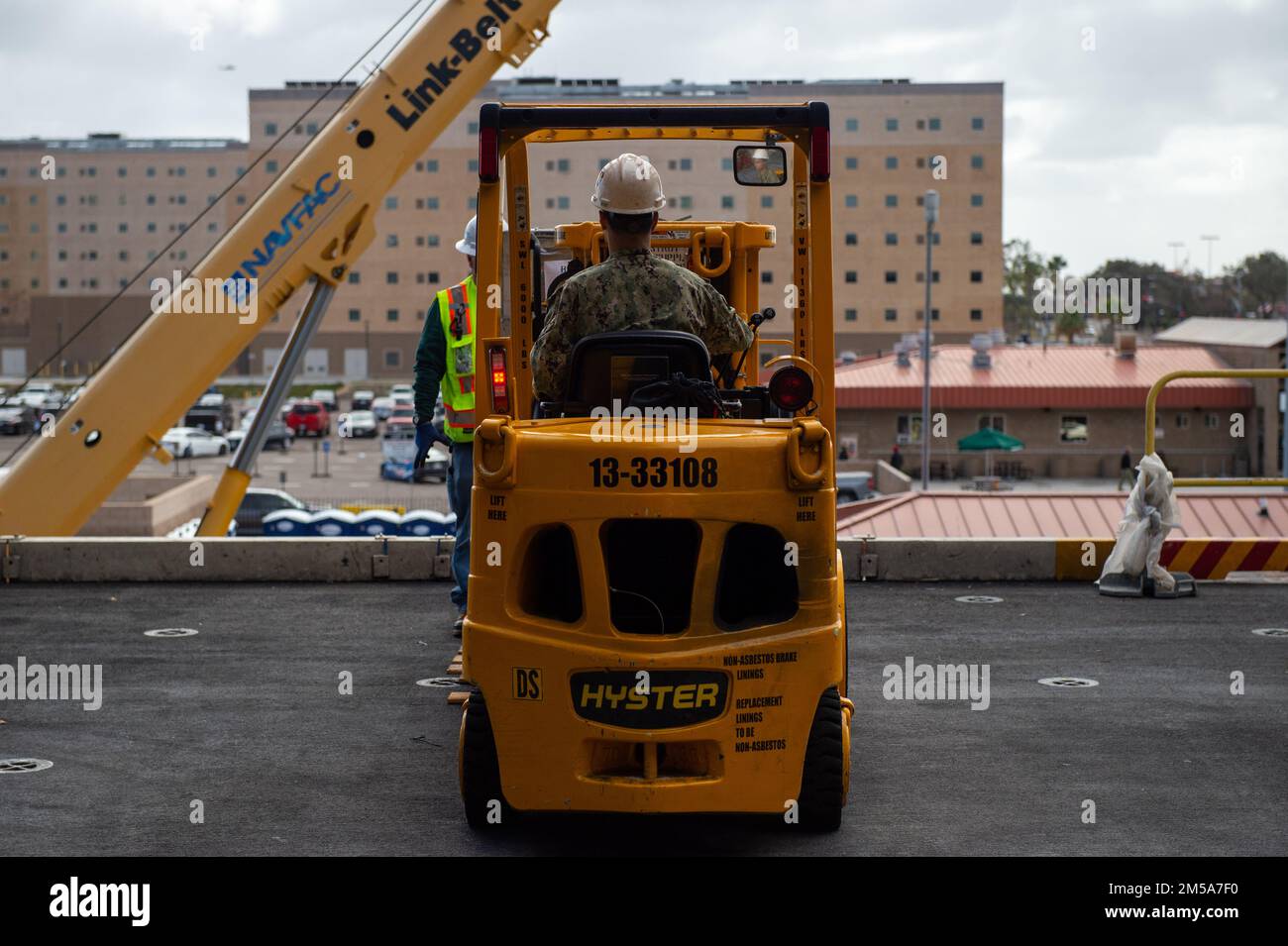220215-N-SY303-1194 SAN DIEGO (15 febbraio 2022) Logistics Specialist 3rd Class Gabriel Damiano gestisce un carrello elevatore a bordo della portaerei di classe Nimitz USS Carl Vinson (CVN 70) 15 febbraio 2022. Vinson è attualmente pierside nel suo homeport di San Diego. Foto Stock