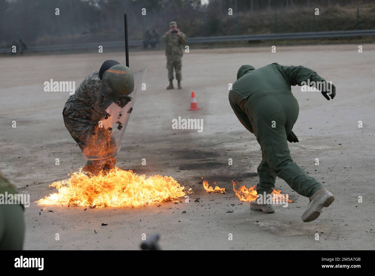 I soldati moldavi si esercitano a difendersi dai cocktail molotov utilizzando gli indumenti protettivi come parte di un esercizio di allenamento durante la KFOR 30 del 15 febbraio 2022. KFOR 30 è un evento multinazionale condotto per preparare le unità per il loro spiegamento al comando regionale del Kosovo Est. Foto Stock