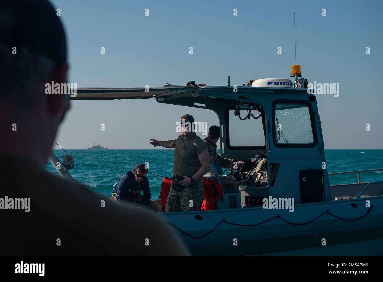 220215-N-CR519-2656 GOLFO ARABICO (15 febbraio 2022) membri degli Stati Uniti La Marina comunica tra le imbarcazioni gonfiabili a scafo rigido mentre le forze internazionali partecipano all'addestramento all'inserimento e all'estrazione di elicotteri nel Golfo Arabo 15 febbraio, durante l'esercizio marittimo internazionale/Cutlass Express 2022. IMX/CE 2022 è il più grande evento formativo multinazionale in Medio Oriente, che coinvolge oltre 60 nazioni e organizzazioni internazionali impegnate a rafforzare i partenariati e l'interoperabilità per rafforzare la sicurezza e la stabilità marittima. Foto Stock