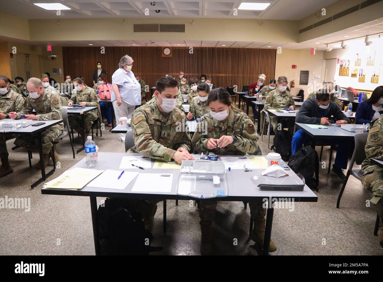 BANGOR, Maine — il personale del team medico militare ha familiarità con le apparecchiature mediche in preparazione alle operazioni di supporto COVID presso l'Eastern Maine Medical Center di Bangor, Maine, 15 febbraio 2022. STATI UNITI Northern Command, attraverso gli Stati Uniti Army North, rimane impegnata a fornire un supporto flessibile al Dipartimento della Difesa per l'intera risposta COVID del governo. Foto Stock