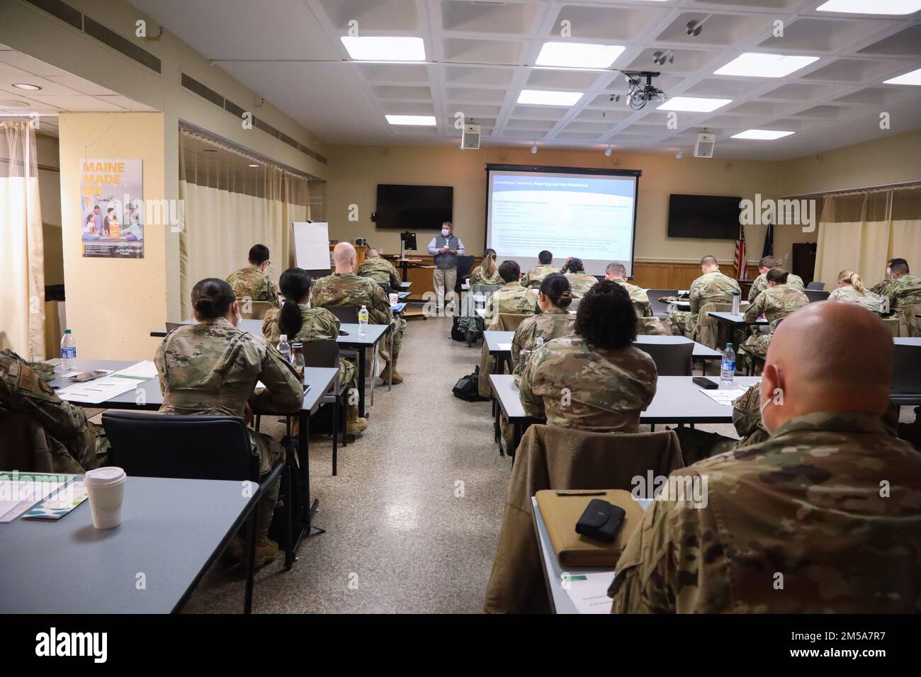 BANGOR, Maine — personale del team medico militare partecipa a un ricevimento congiunto, allestimento, movimento di andata e integrazione per discutere le linee guida, le aspettative e le procedure della missione, supportando al contempo le operazioni di risposta COVID presso l'Eastern Maine Medical Center di Bangor, Maine, 15 febbraio 2022. STATI UNITI Northern Command, attraverso gli Stati Uniti Army North, rimane impegnata a fornire un supporto flessibile al Dipartimento della Difesa per l'intera risposta COVID del governo. Foto Stock