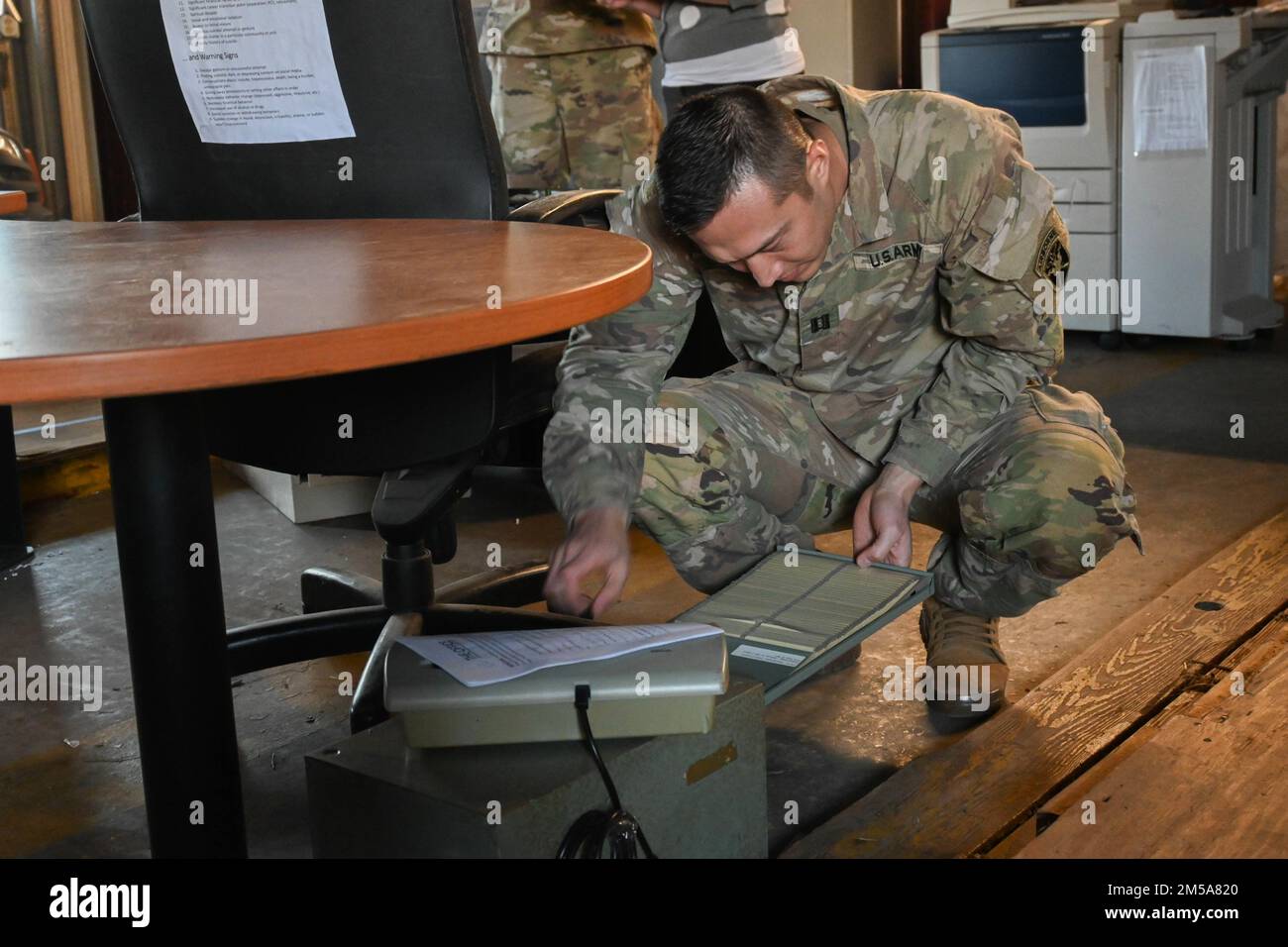 I soldati partecipano a una sala di fuga per l'addestramento alla prevenzione del suicidio, riunita dalle squadre del Ministero dell'unità e dal battaglione militare della polizia del 10th, Divisione investigativa penale, a ft. Bragg, N.C., 15 febbraio 2022. La sala escape fornisce addestramento interattivo per la prevenzione del suicidio per i soldati. Foto Stock