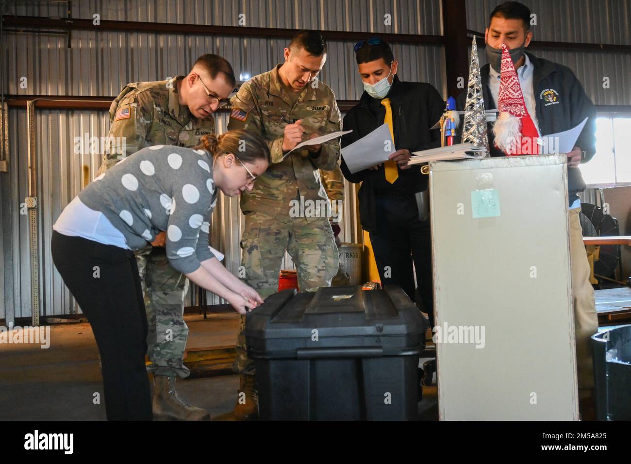 Soldati, agenti della Divisione investigativa penale e membri della comunità partecipano a una sala di fuga per l'addestramento alla prevenzione del suicidio, composta dalle squadre del Ministero dell'unità e dal Battaglione della polizia militare del 10th, CID, a ft. Bragg, N.C., 15 febbraio 2022. La sala escape fornisce addestramento interattivo per la prevenzione del suicidio per i soldati. Foto Stock