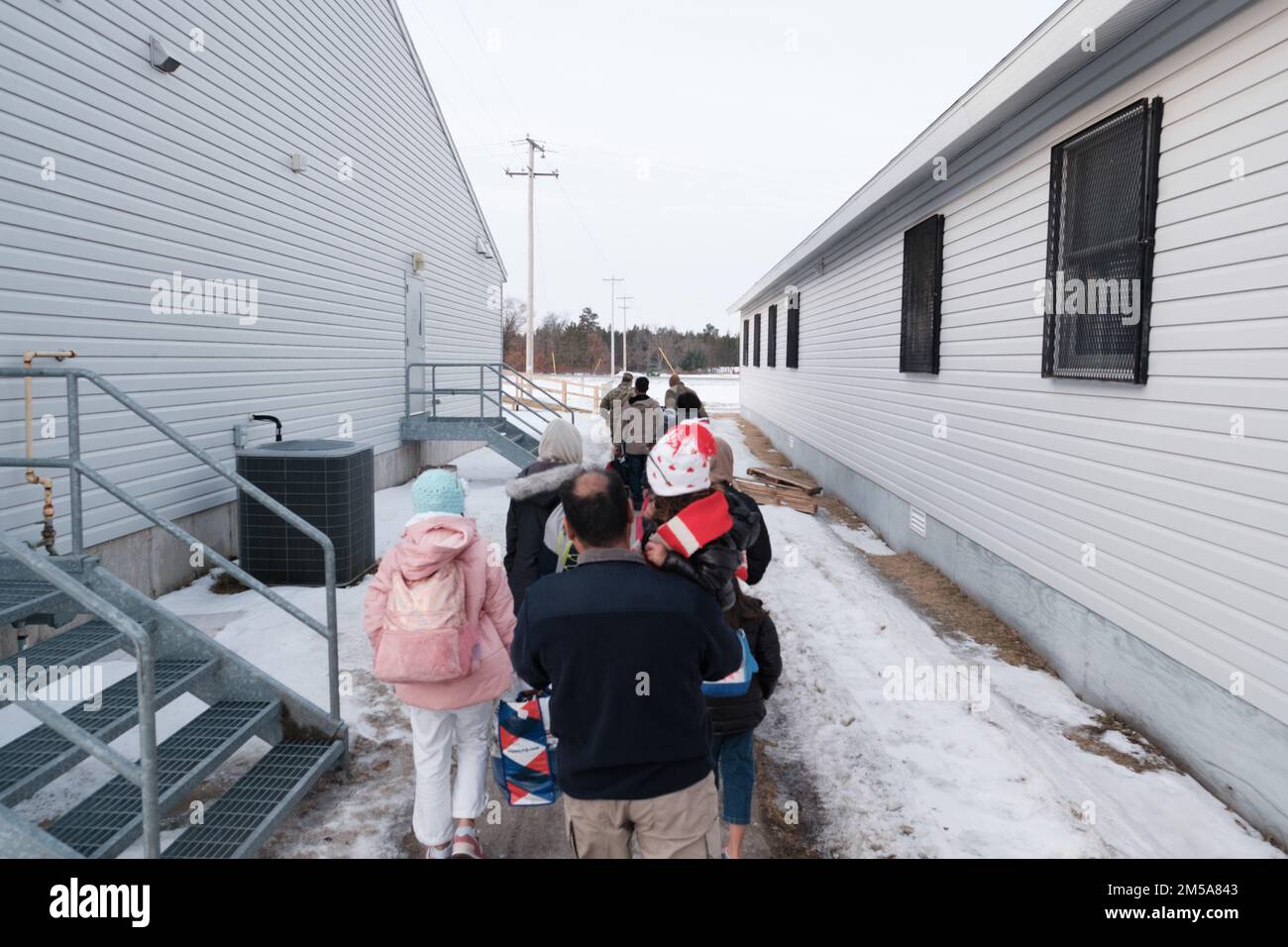 L'ultima famiglia di ospiti afghani partì da Fort McCoy, Wisconsin, 15 febbraio 2022. Il Dipartimento della Difesa, attraverso gli Stati Uniti Northern Command, e a sostegno del Dipartimento di sicurezza interna, sta fornendo il trasporto, alloggi temporanei, screening medico, e supporto generale per almeno 50.000 ospiti afghani presso strutture adeguate, in strutture permanenti o temporanee, il più rapidamente possibile. Questa iniziativa fornisce agli ospiti afghani un sostegno essenziale in luoghi sicuri al di fuori dell'Afghanistan. Foto Stock