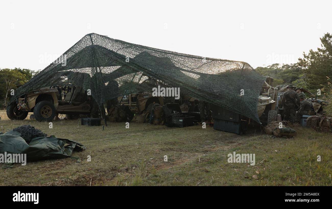 STATI UNITI Marines con 1st battaglione, 3D Marines, 3D Marine Division, istituiscono un centro operativo di combattimento durante l'esercizio 22 di Jungle Warfare nella Central Training Area, Okinawa, Giappone, 15 febbraio 2022. JWX 22 è un'esercitazione di formazione sul campo su larga scala incentrata sull'utilizzo delle capacità integrate di partner congiunti e alleati per rafforzare la consapevolezza, la manovra e gli incendi in tutti i settori in un ambiente marittimo distribuito. 1/3 viene distribuito in futuro nell'Indo-Pacific con 4th Marines come parte del programma di implementazione delle unità. Foto Stock