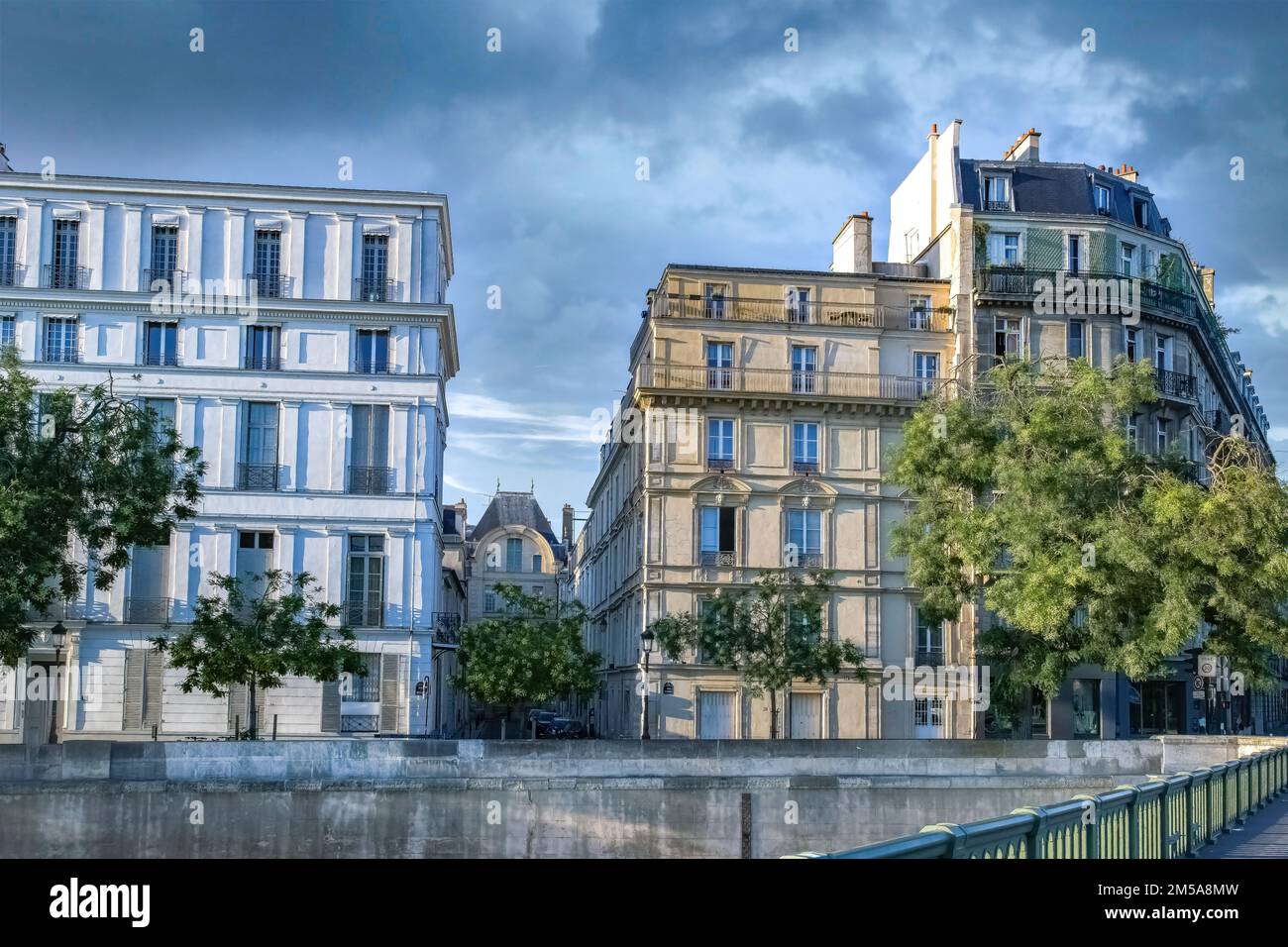 Parigi, ile saint-louis e quai de Bethune, splendidi edifici antichi, ora blu sul ponte Sully Foto Stock