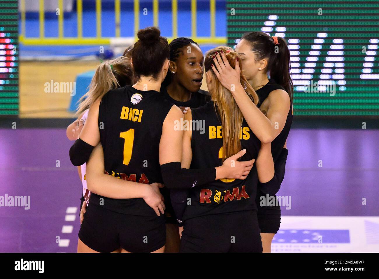 Guidonia, Italia. 26th Dec, 2022. Team del Club Volley Roma durante il 12th° giorno del campionato femminile di pallavolo A2 tra il Club Volley Roma - Pallavolo Assitec Sant'Elia, 26 dicembre 2022, Guidonia, Roma, italia (Foto di Domenico Cippitelli/Pacific Press) Credit: Pacific Press Media Production Corp./Alamy Live News Foto Stock