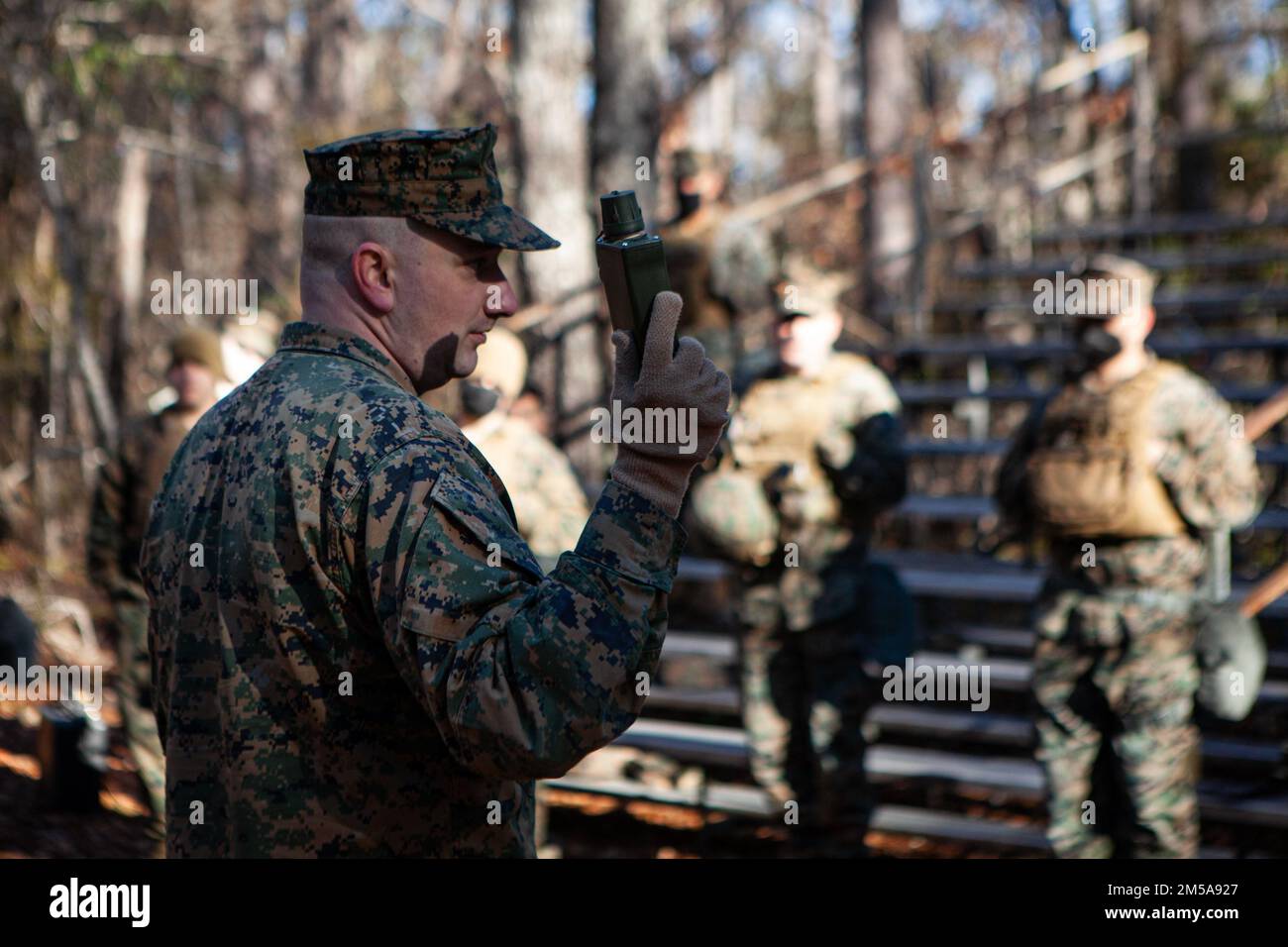 24th Marine Expeditionary Unit (MEU), mostra i diversi tipi di apparecchiature di monitoraggio e rilevamento CBRN durante un esercizio di sicurezza individuale sui dispositivi di protezione a Camp Lejeune, N.C., 15 febbraio 2022. Marines partecipa a questo esercizio ogni anno per instillare fiducia e competenza nell'operare in potenziali ambienti chimici, biologici, radiologici e nucleari. Foto Stock